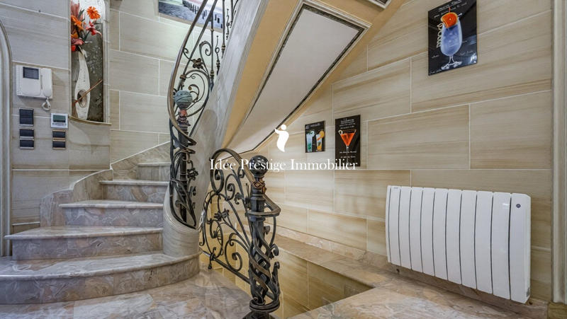 Maison - 221 m² - 7 pièces