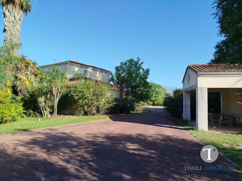 Maison - 237 m² - 8 pièces