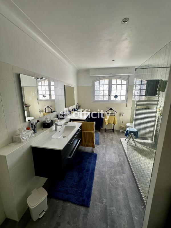 Villa - 330 m² - 7 pièces