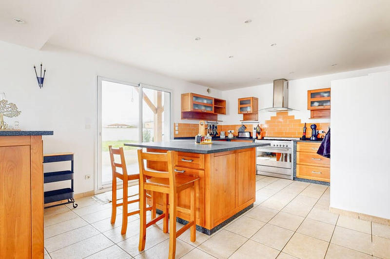 Maison - 222 m² - 8 pièces