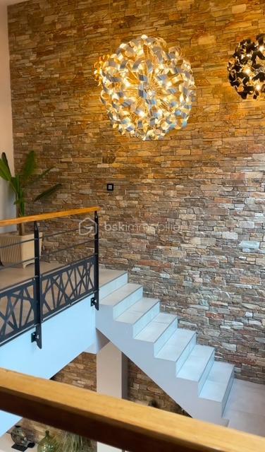 Maison - 257 m² - 9 pièces