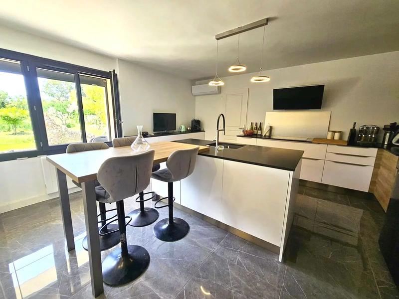 Maison - 230 m² - 8 pièces