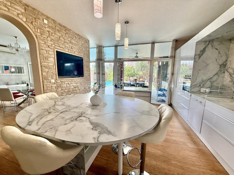 Maison - 300 m² - 5 pièces