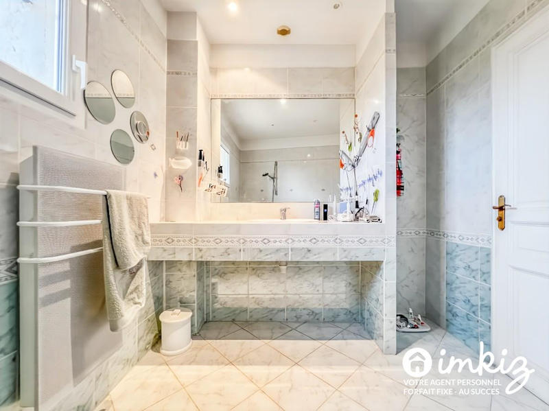 Maison - 290 m² - 9 pièces