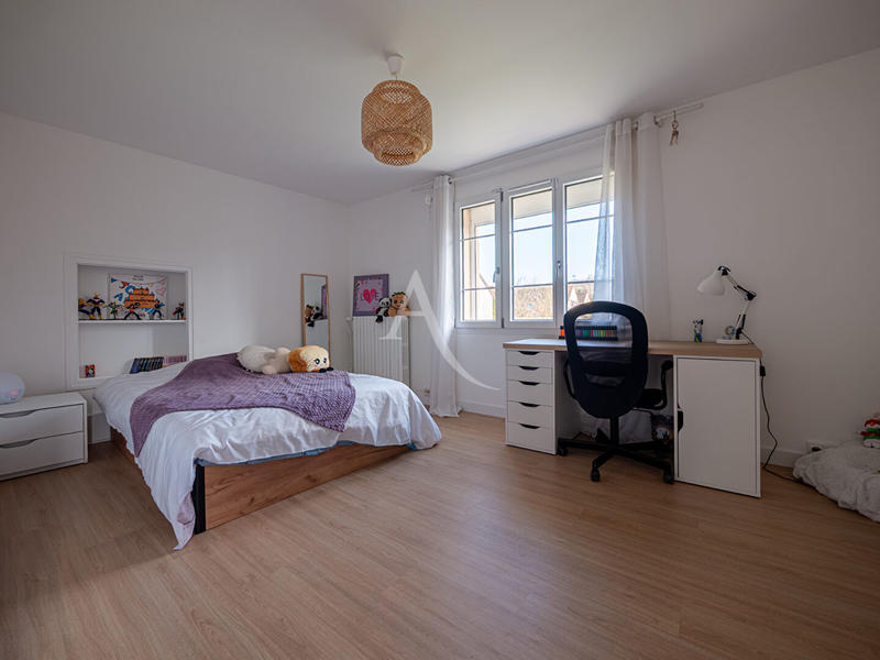 Maison - 330 m² - 8 pièces