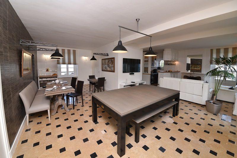 Maison - 230 m² - 7 pièces