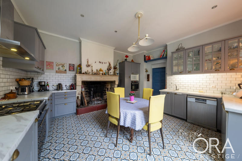 Maison ancienne - 430 m² - 17 pièces