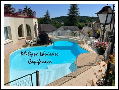 Propriété - 1 458 m² - 34 pièces