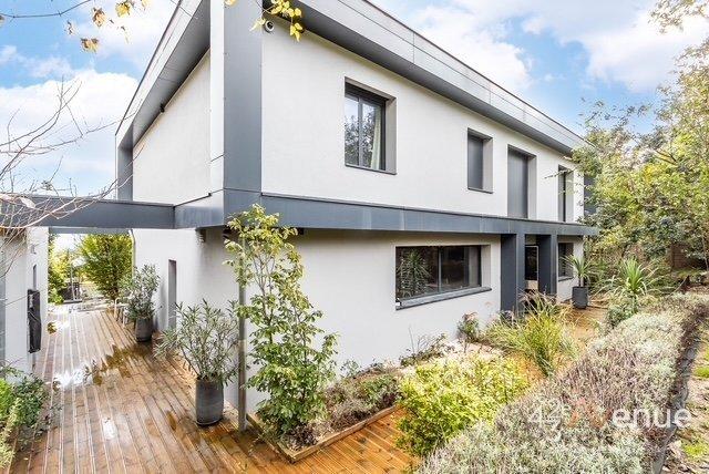 Maison - 250 m² - 8 pièces