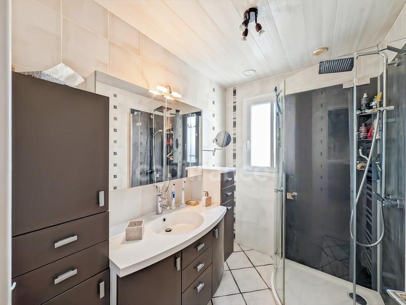 Maison - 184 m² - 9 pièces