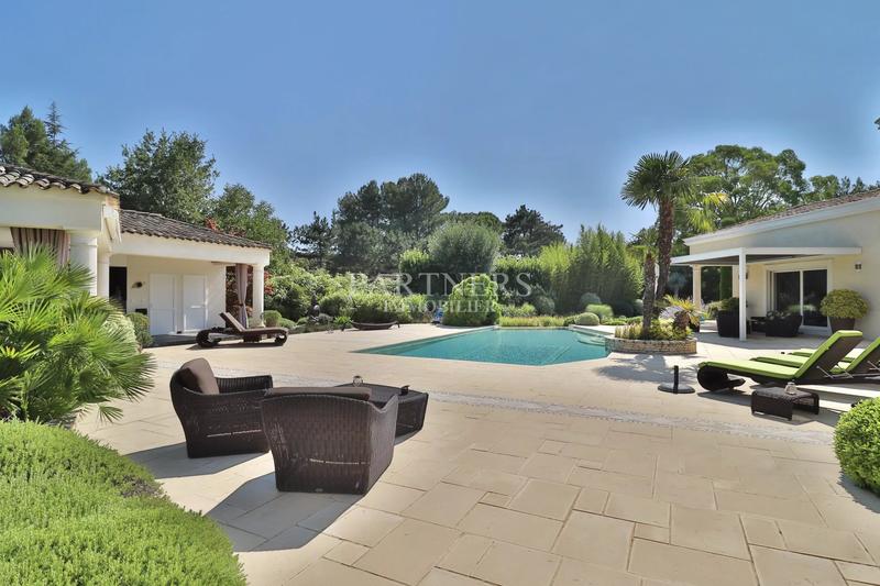 Maison - 320 m² - 8 pièces