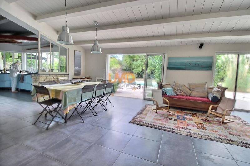 Maison - 216 m² - 8 pièces