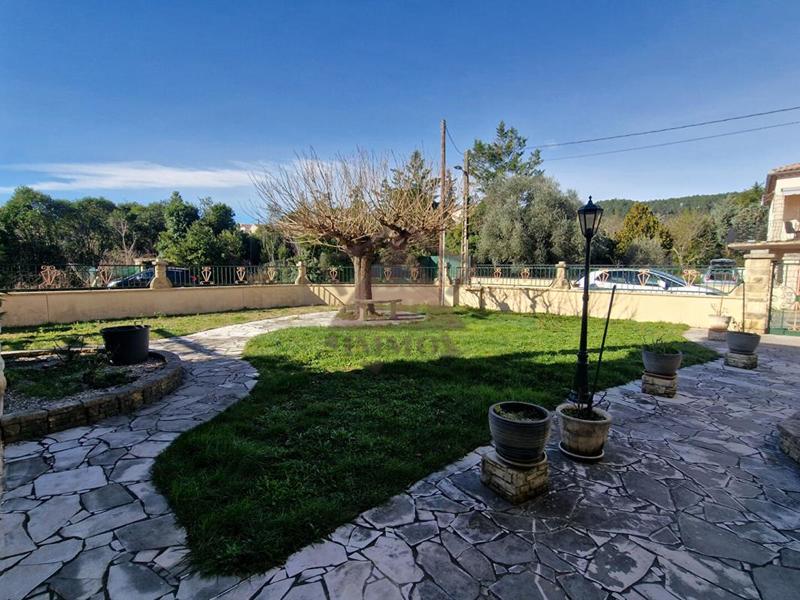 Maison - 240 m² - 9 pièces