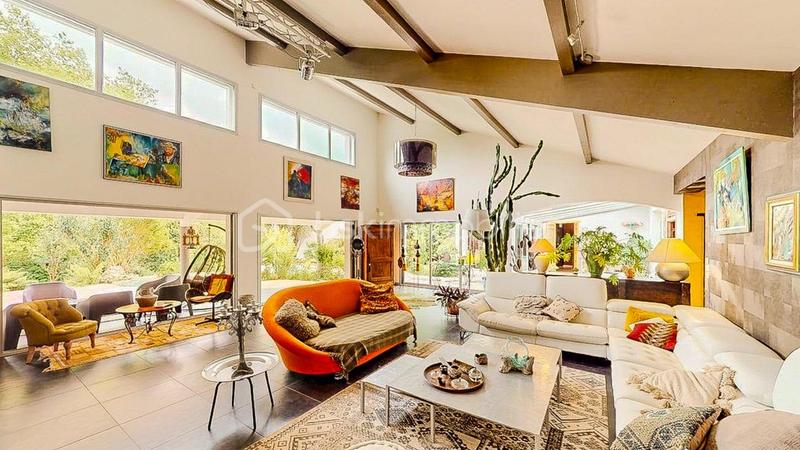 Propriété - 450 m² - 9 pièces