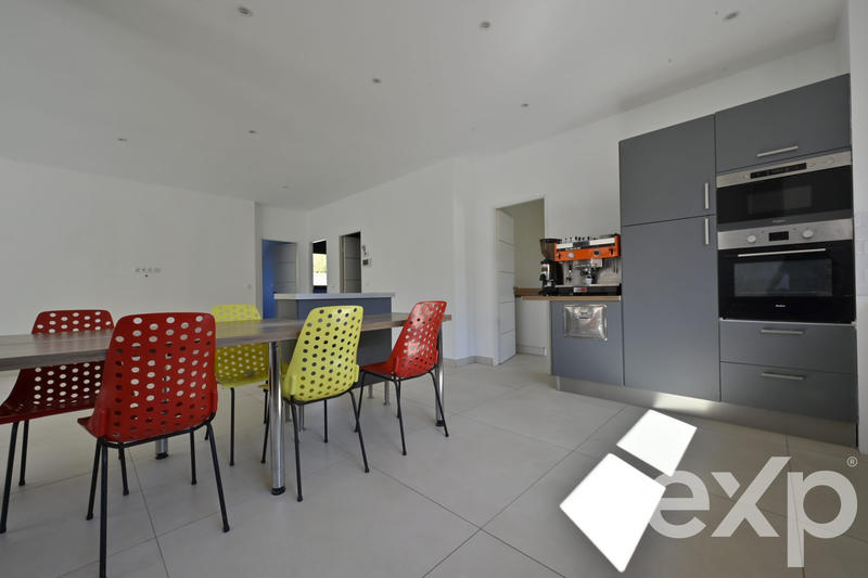 Maison - 202 m² - 5 pièces