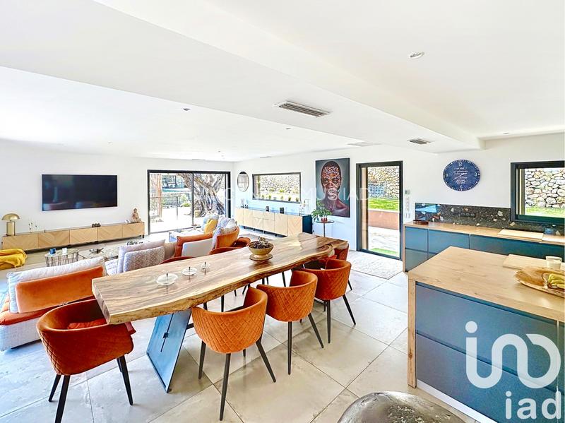 Maison - 221 m² - 7 pièces