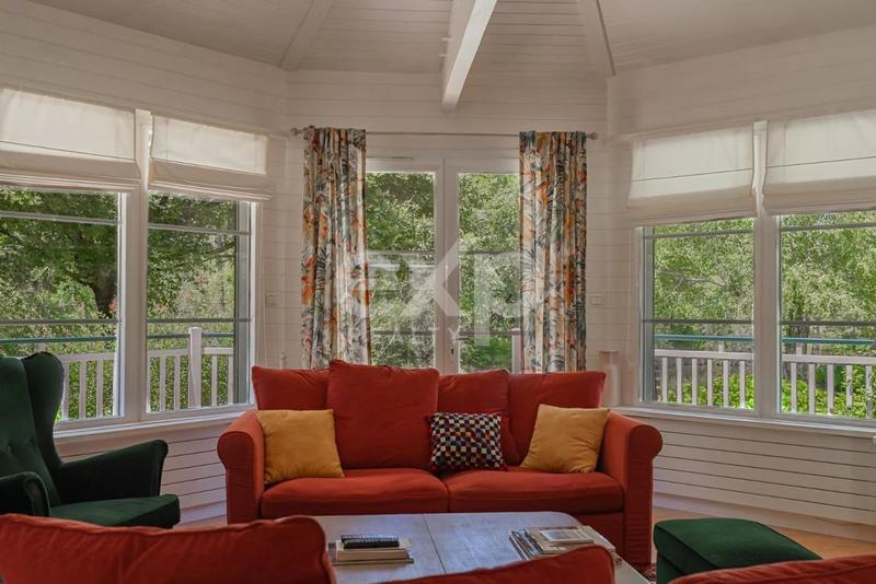 Propriété - 220 m² - 8 pièces