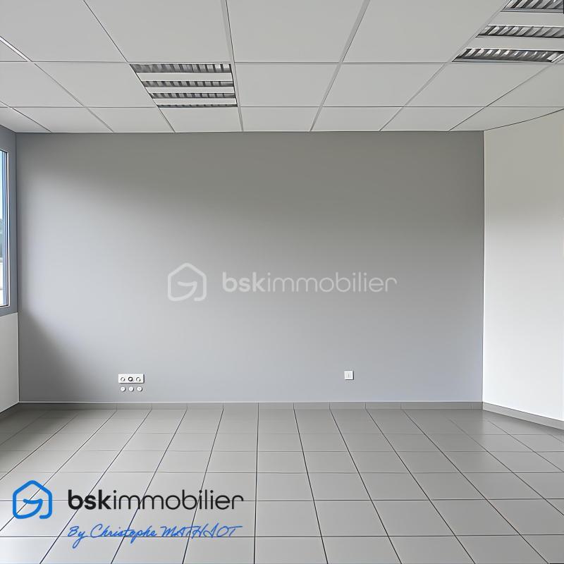 Entrepôt - 1 700 m² - 12 pièces