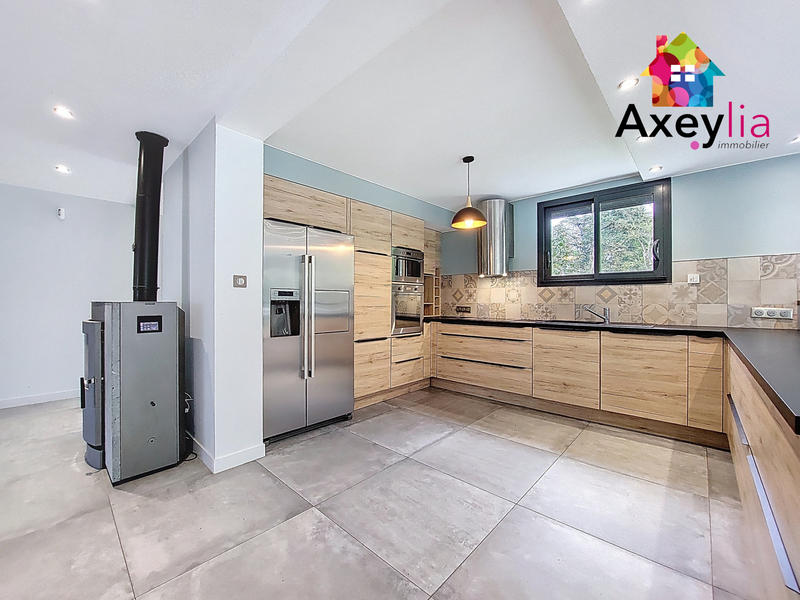 Maison - 240 m² - 10 pièces