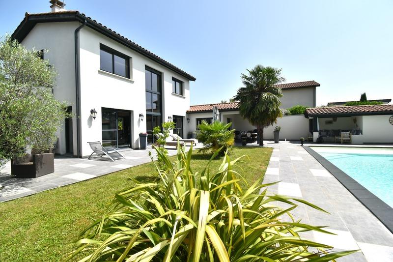 Maison - 210 m² - 7 pièces