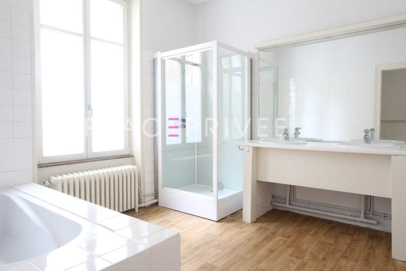 Maison - 203 m² - 9 pièces