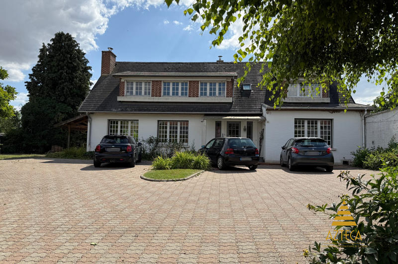 Maison - 180 m² - 8 pièces