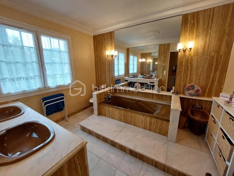 Maison - 300 m² - 10 pièces