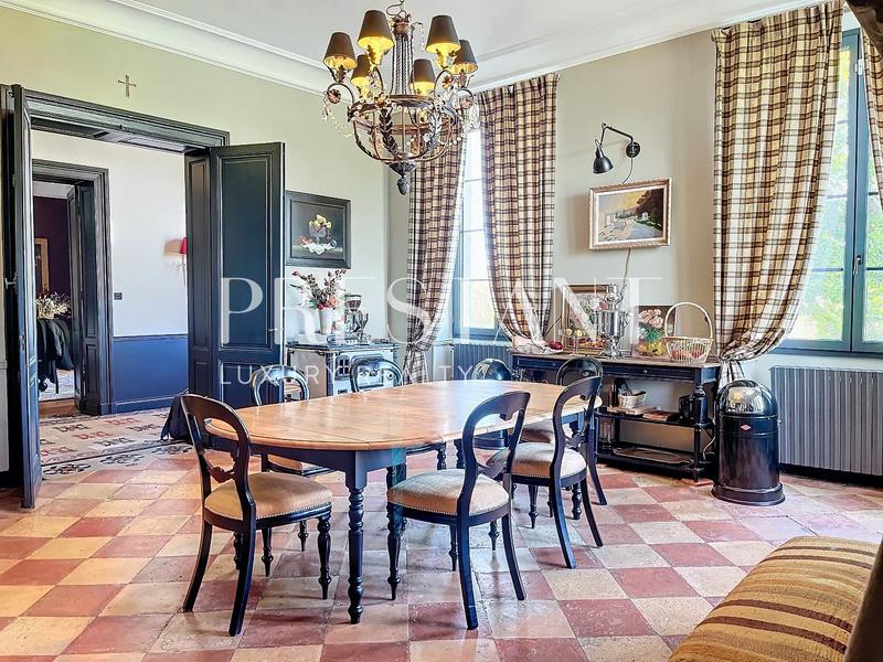 Maison - 655 m² - 14 pièces