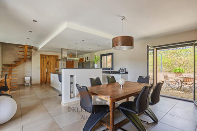 Maison - 200 m² - 6 pièces