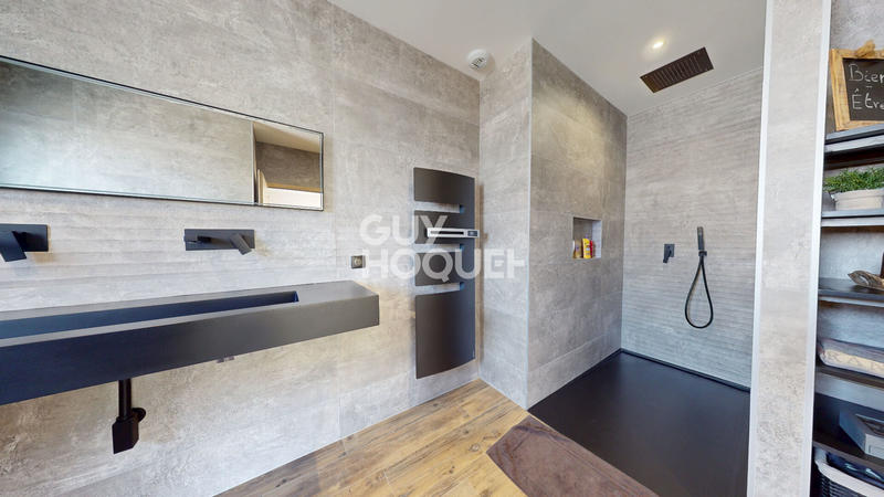 Maison - 240 m² - 7 pièces