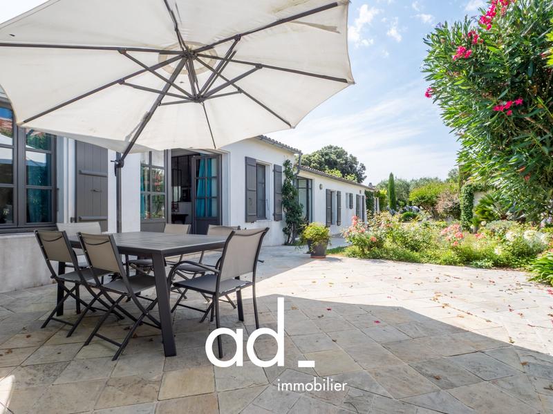 Maison traditionnelle - 320 m² - 12 pièces