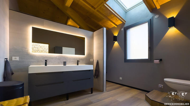 Maison - 233 m² - 7 pièces