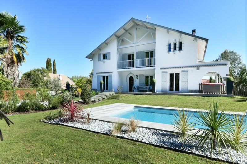 Maison - 370 m² - 11 pièces