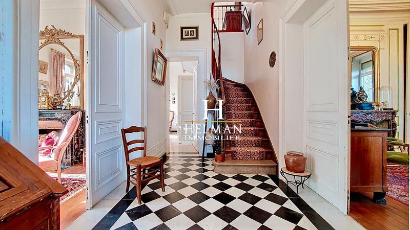 Maison - 336 m² - 13 pièces