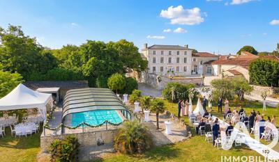 Maison - 940 m² - 23 pièces