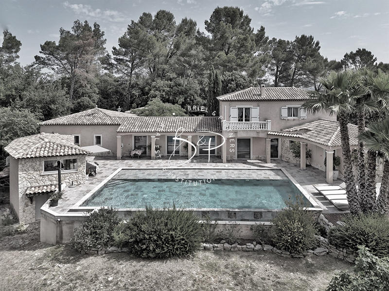 Maison - 244 m² - 7 pièces