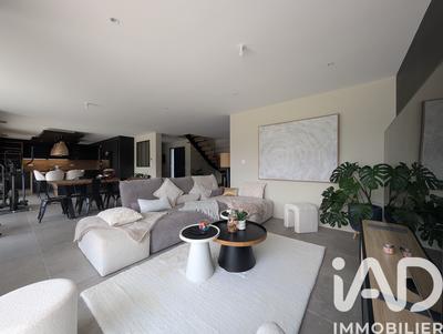 Maison - 237 m² - 8 pièces