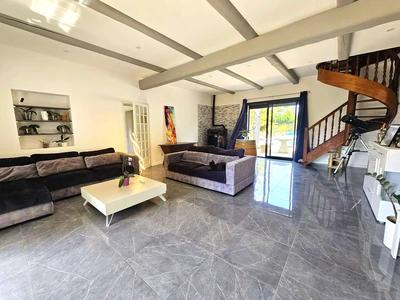 Maison - 230 m² - 8 pièces