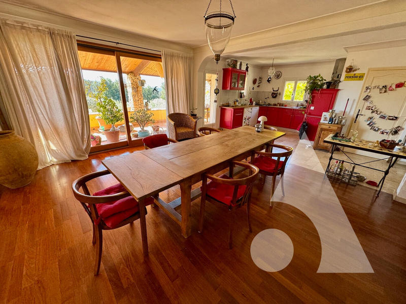 Maison - 180 m² - 5 pièces