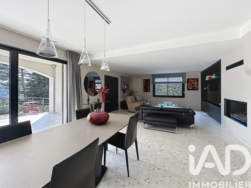 Maison - 280 m² - 10 pièces