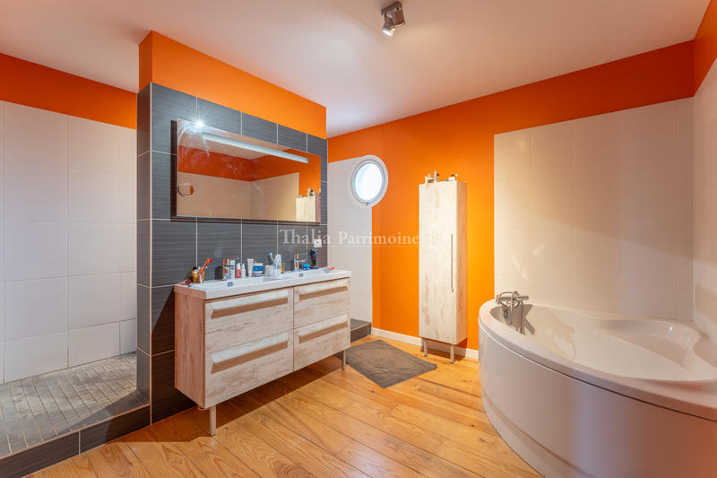 Maison - 220 m² - 8 pièces