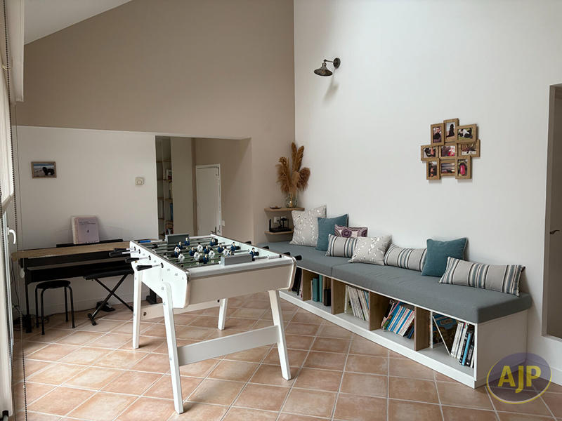 Maison - 260 m² - 10 pièces