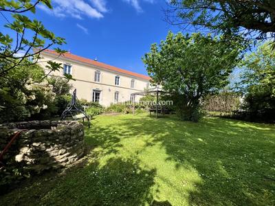 Maison - 220 m² - 8 pièces