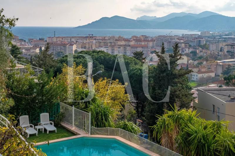 Villa - 350 m² - 8 pièces