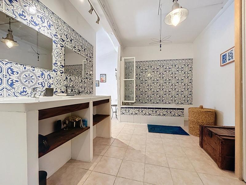 Maison - 265 m² - 10 pièces