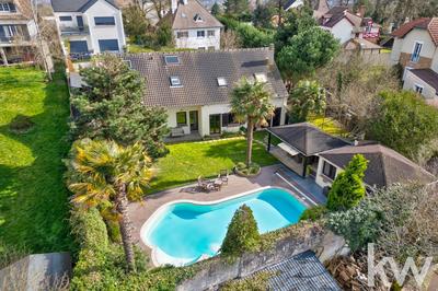 Maison - 288 m² - 12 pièces