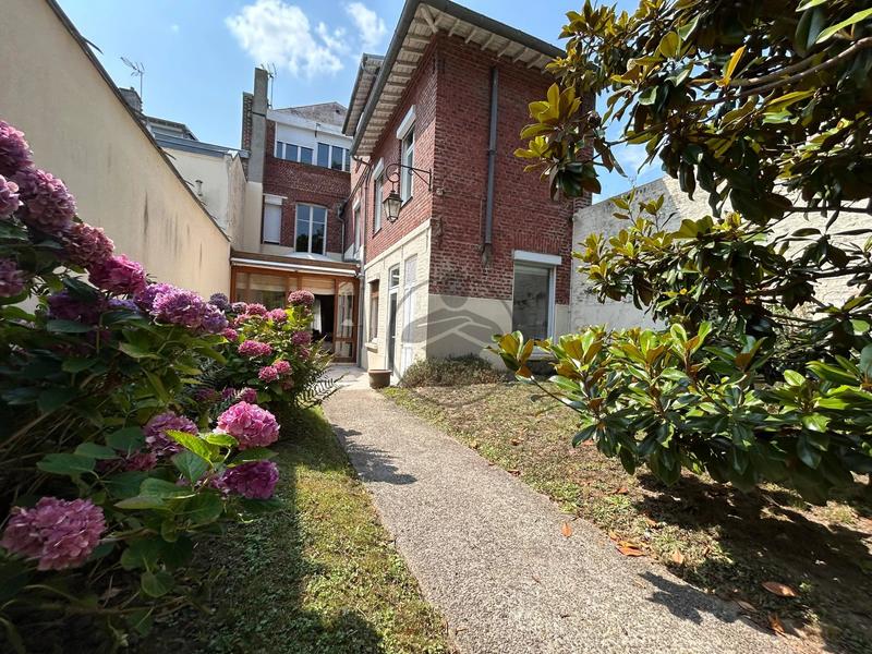 Maison - 276 m² - 9 pièces