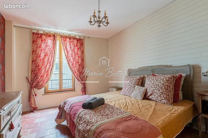 Maison - 238 m² - 9 pièces