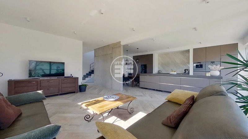 Maison - 215 m² - 6 pièces