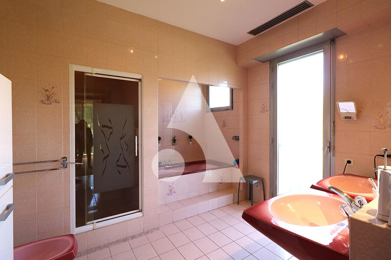 Maison - 233 m² - 12 pièces